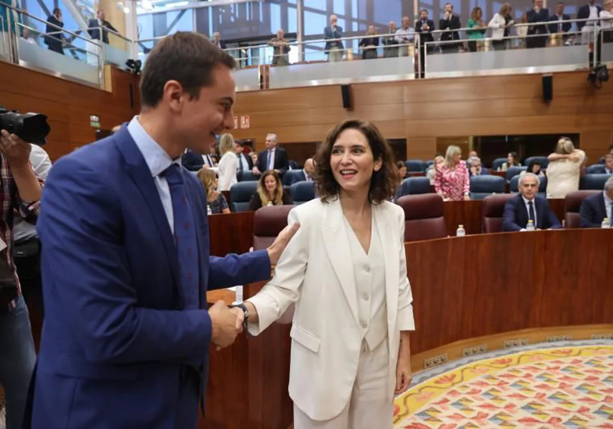 Díaz Ayuso y Lobato se saludan en la Asamblea de Madrid
