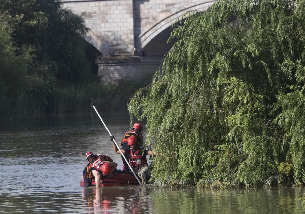 Los bomberos de Córdoba, en una imagen de archivo, durante la búsqueda de una persona en el río