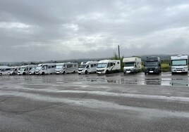 Más de 1.200 viajeros han usado los autobuses lanzaderas del aparcamiento de caravanas de La Peraleda