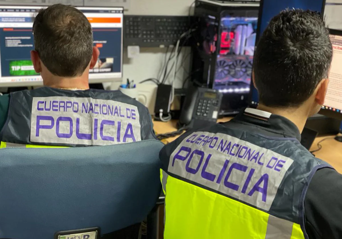 Agentes de la unidad de Ciberdelincuencia de la Policía Nacional, en una imagen de archivo