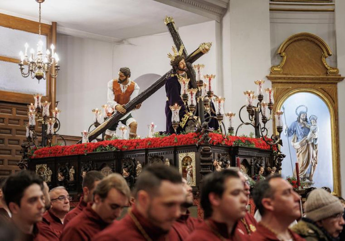 Los cofrades, junto al paso del Cristo de las Tres Caídas