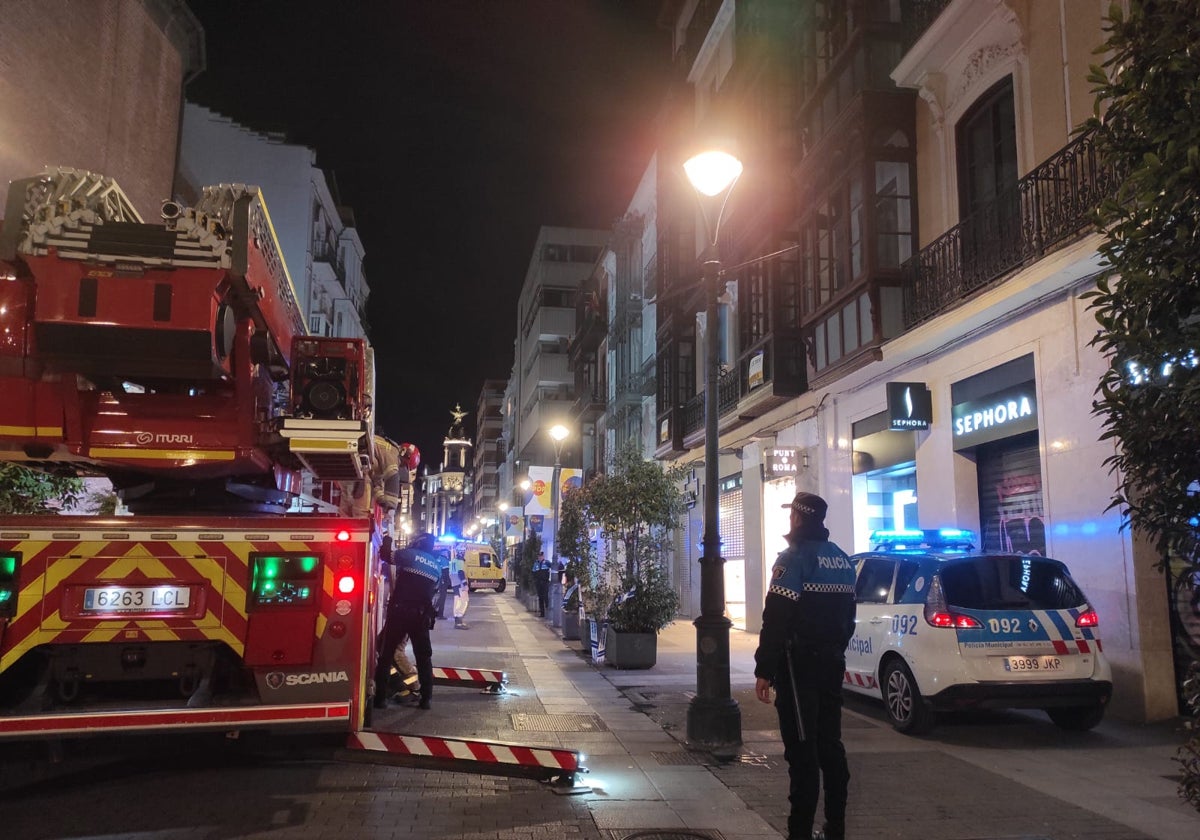 Los servicios de emergencia, en el lugar en el que se ha desprendido parte de una fachada