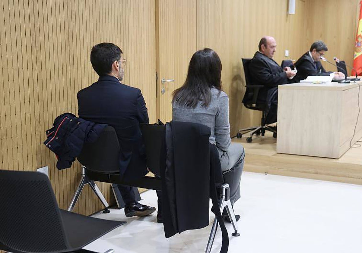 Jesús León junto a su mujer en el banquillo el pasado 20 de diciembre en Córdoba