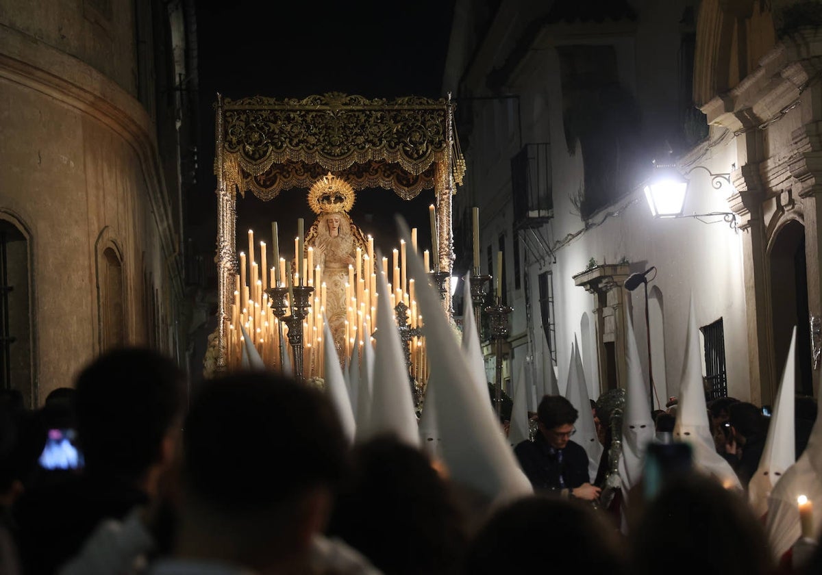 La Virgen de Gracia y Amparo, en su palio ampliado, a la salida en la calle Barroso, el Lunes Santo