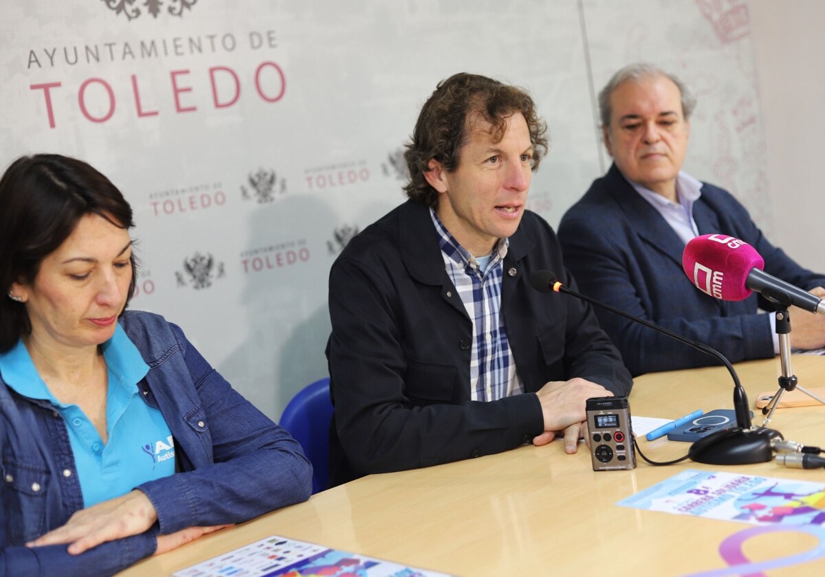 Rubén Lozano, en el centro, durante la presentación de la jornada