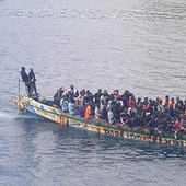 Un cayuco gigante con 159 migrantes sorprende en El Hierro