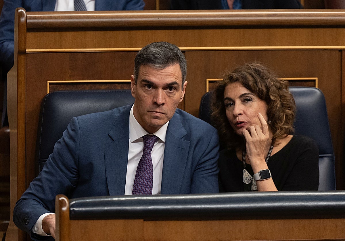 El presidente, Pedro Sánchez, junto a la vicepresidenta segunda y ministra de Hacienda, María Jesús Montero