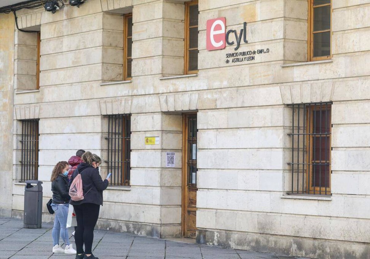 El paro cae en Castilla y León en marzo casi el doble que la media nacional