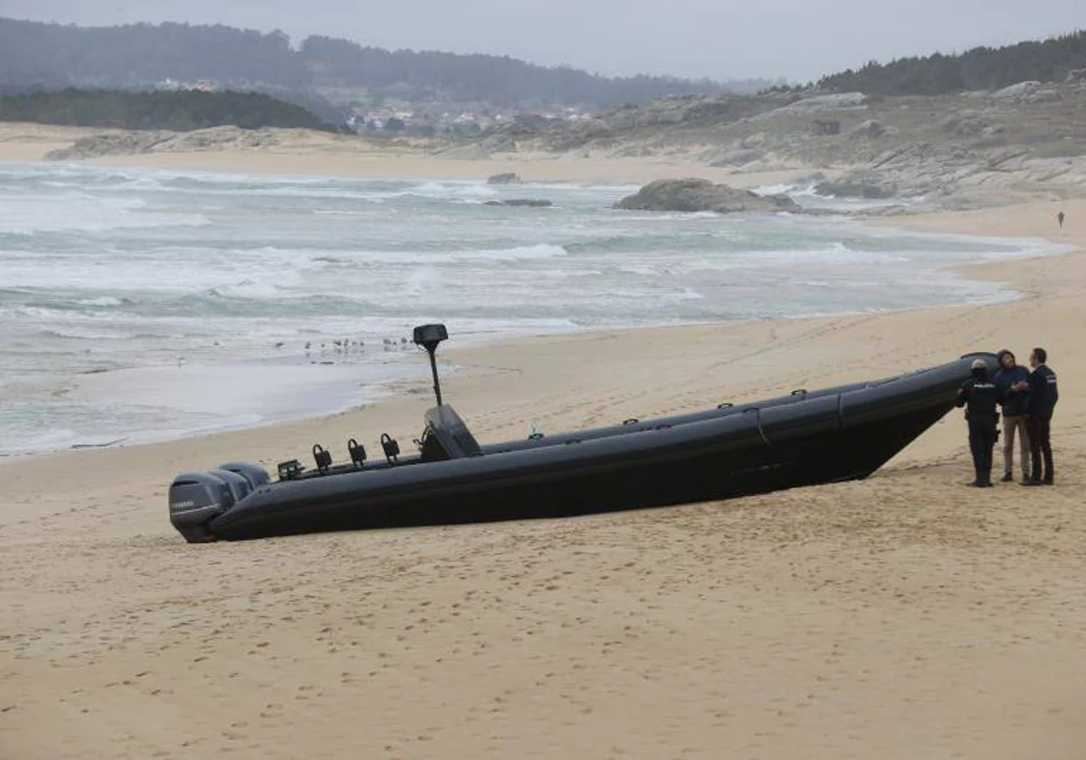 Una narcolancha varada en Ribeira (La Coruña), en febrero de 2023, supuestamente relacionada con los detenidos del martes