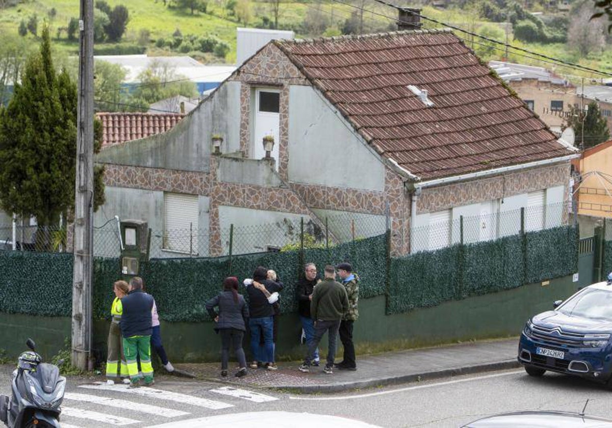 Vecinos del barrio vigués de Lavadores, este miércoles, en el lugar de los hechos