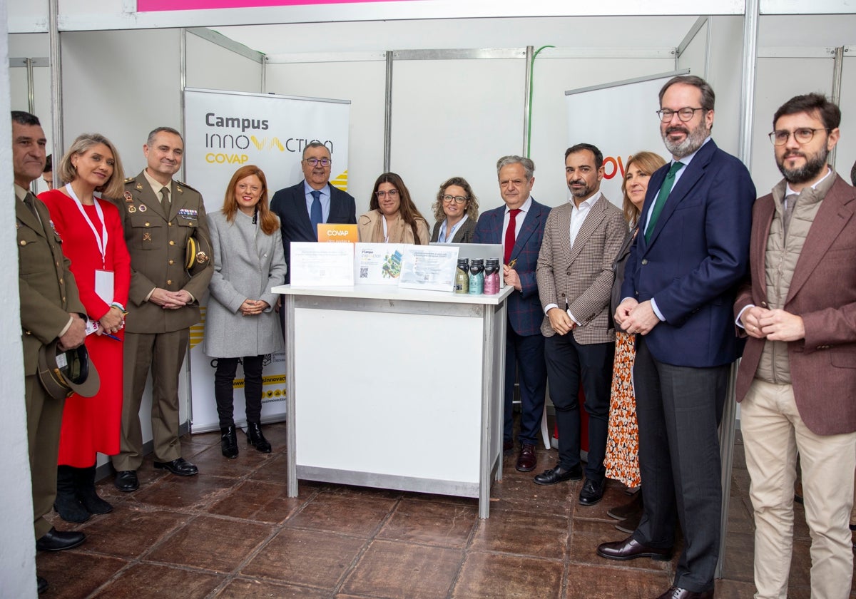 Auotirdades en un stand del encuentro laboral celebrado en la Diputación de Córdoba