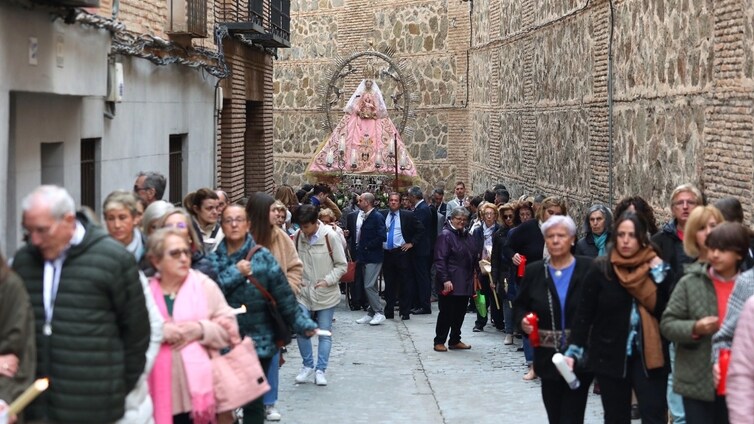 La Virgen de la Salud sale en procesión por los cobertizos