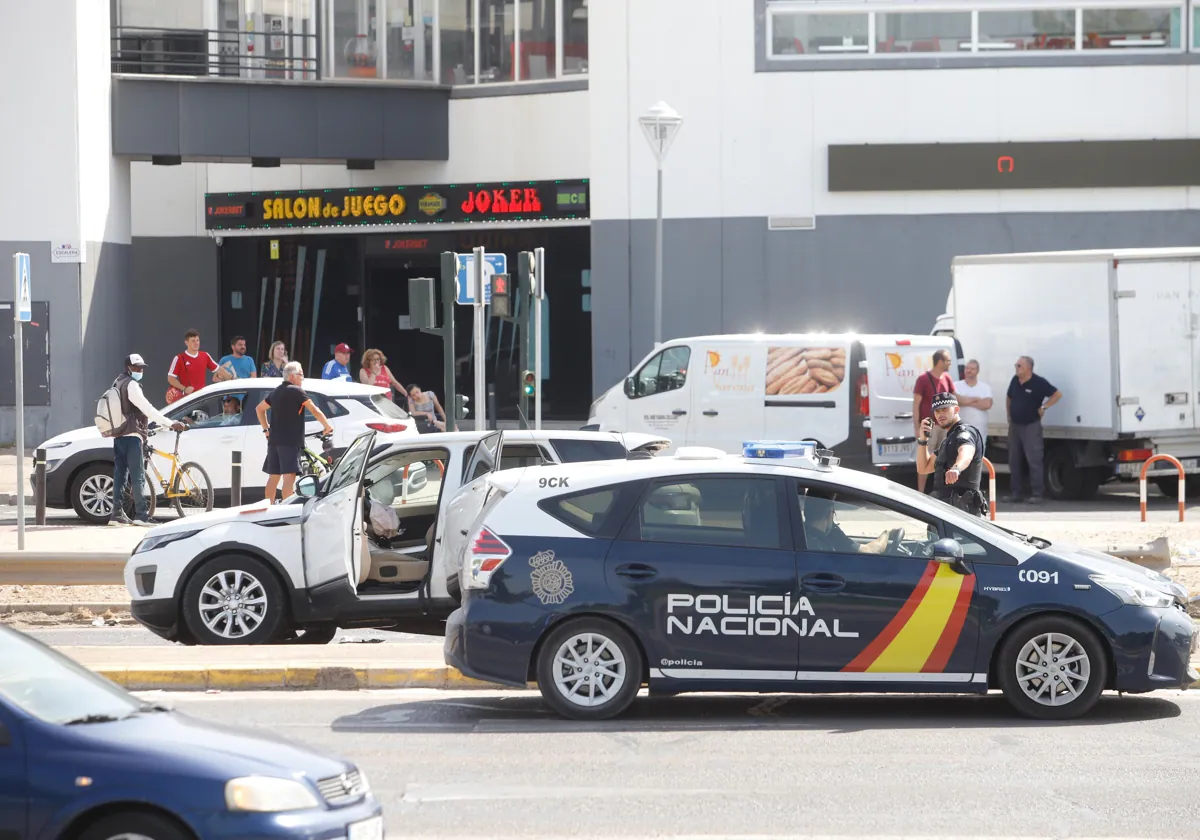 Un coche de Policía en el exterior del centro comercial El Arcángel