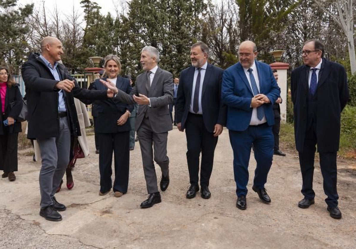 El ministro del Interior, Fernando Grande-Marlaska (tercero por la izquierda), este miércoles en Cuenca con políticas de las diferentes administraciones