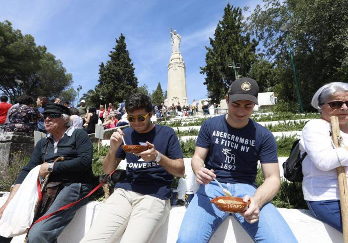 Peregrinos se congregan Sagrado Corazón de Jesús junto a sus habas en cazuela