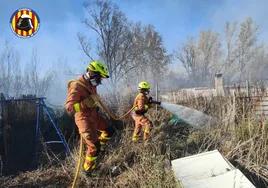 Un incendio en el Parque Natural del Turia obliga a desalojar a 50 menores de un albergue