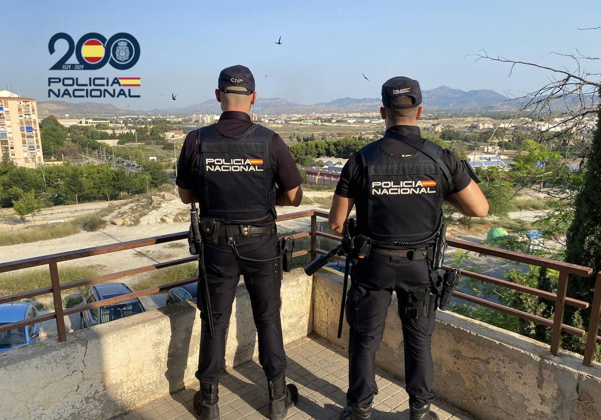 Imagen de archivo de dos agentes de Policía Nacional en la ciudad de Alicante