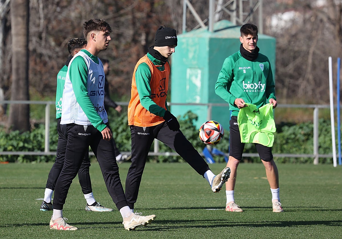 De izquierda a derecha, Matías Barboza, Álex Sala y Carlos García, tres sub 23 de la plantilla