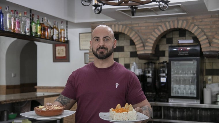 David García, con platos de salmorejo y ensaladilla