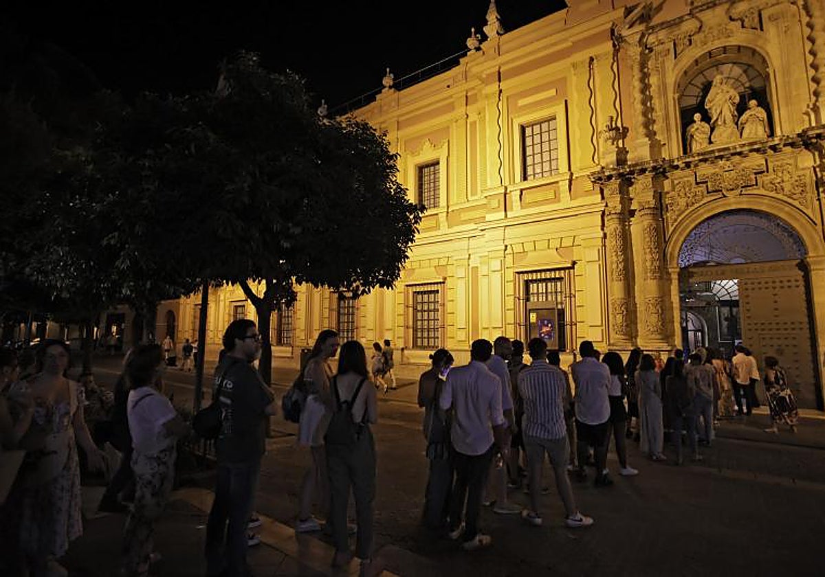 Visitantes hacen cola en la puerta del Museo de Bellas Artes de Sevilla