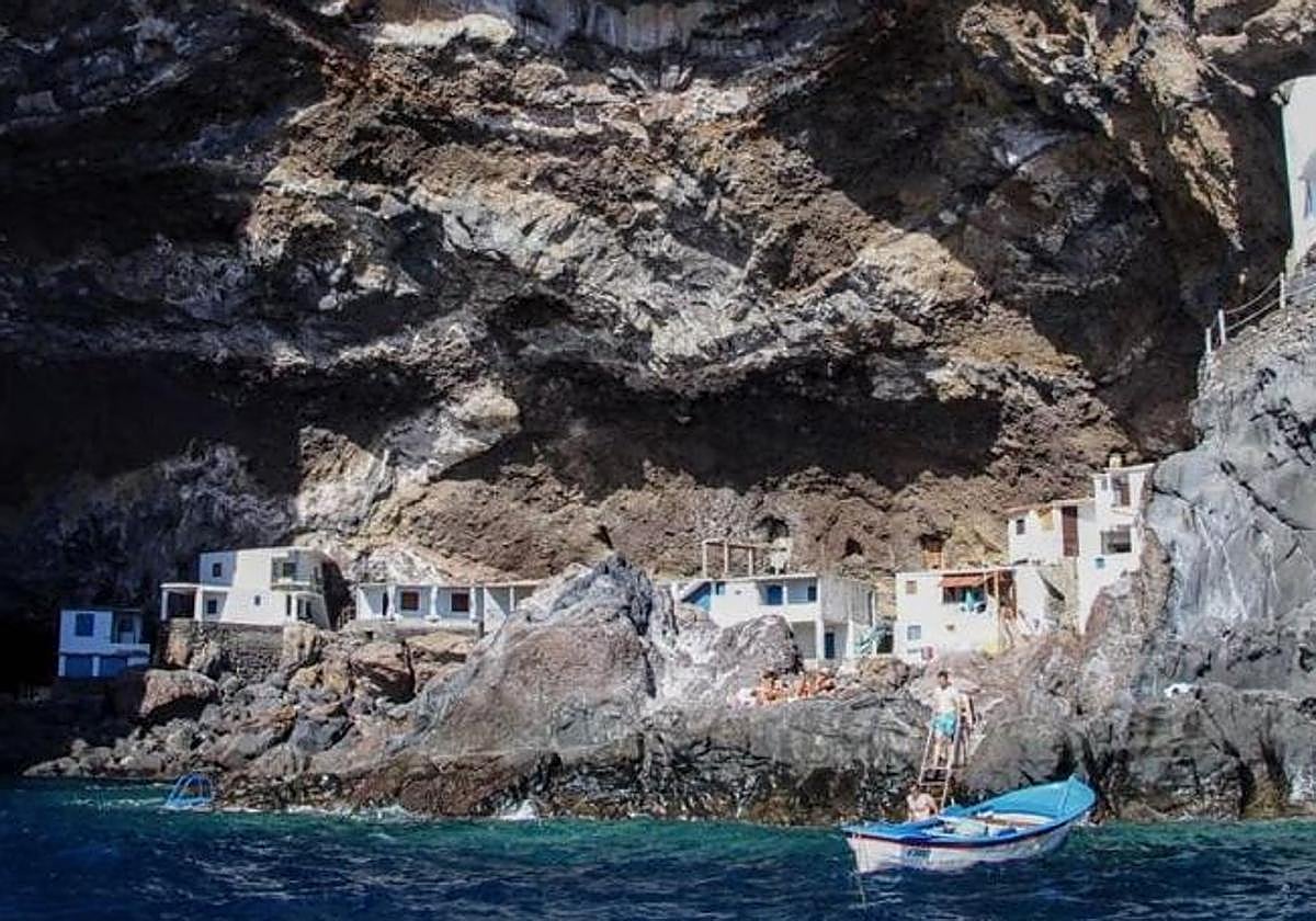 El desconocido pueblo de Canarias que se encuentra en el interior de una cueva volcánica: dónde está y cómo llegar