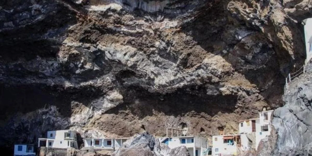 El desconocido pueblo de Canarias que se encuentra en el interior de una cueva volcánica: dónde está y cómo llegar
