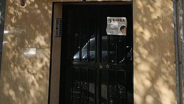 Portal de la vivienda del fallecido