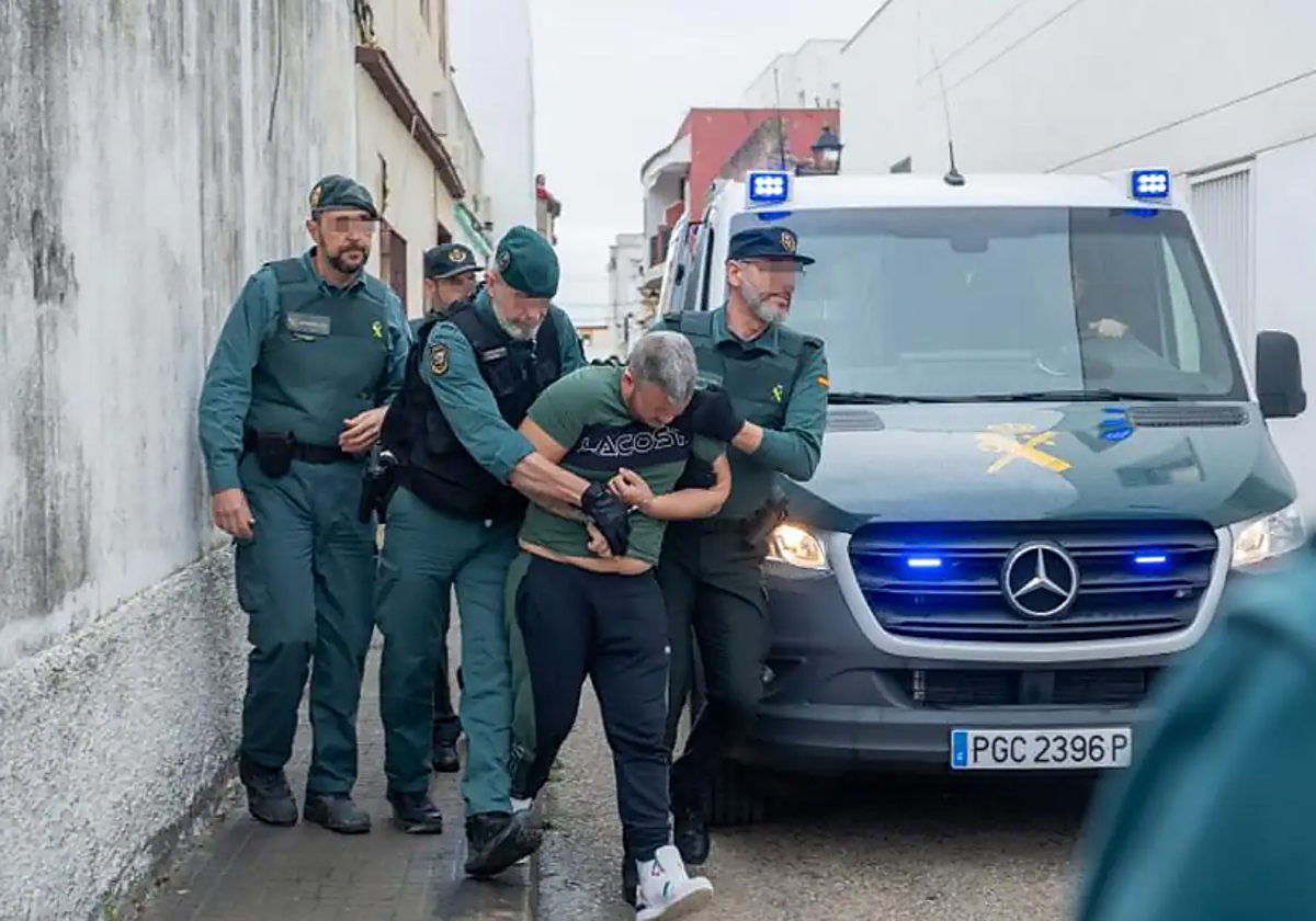 Traslado de uno de los detenidos al juzgado el pasado febrero