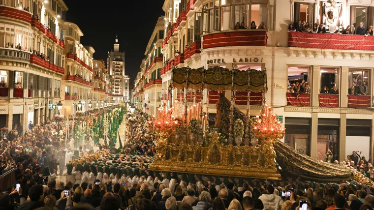 El trono de María Santísima de la Esperanza durante su procesión por las calles de Málaga el pasado Jueves Santo