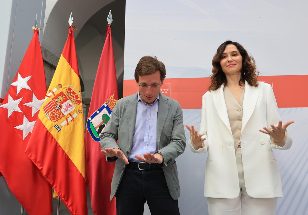 Díaz Ayuso y Martínez-Almeida tras firmar el convenio entre Comunidad y Ayuntamiento de Madrid