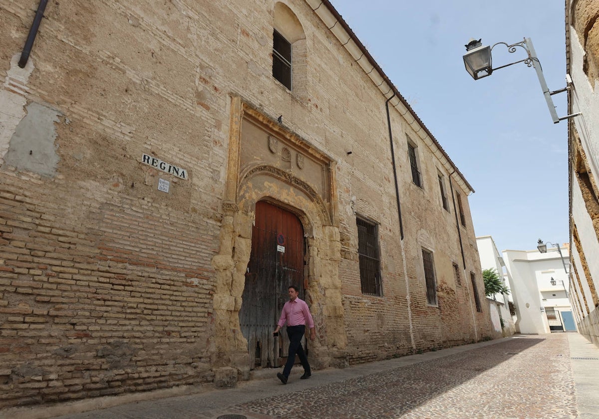 Una de las portadas del convento de Regina, en el barrio de San Pedro