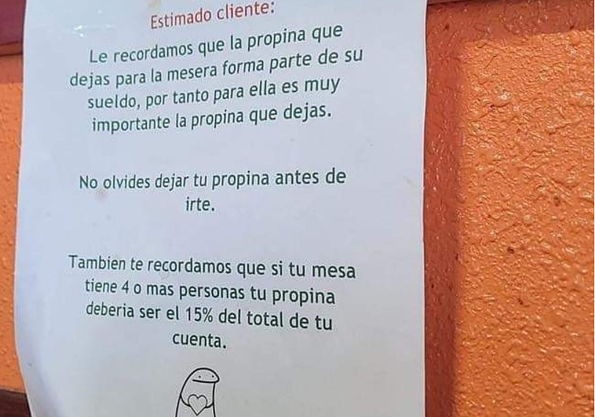 «Si tu mesa tiene cuatro personas la propina debe ser el 15% de la cuenta»: clamor contra un cartel en un bar