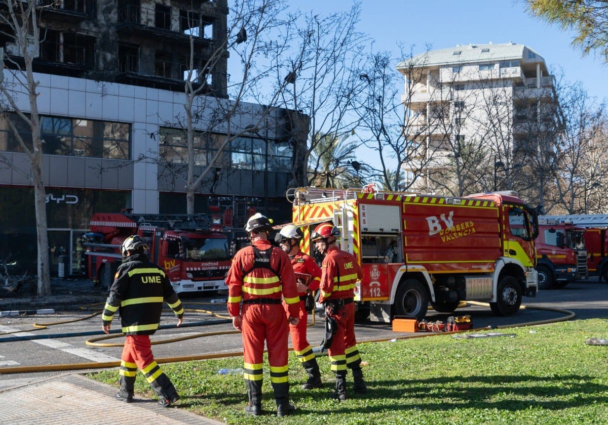 Imagen de archivo de efectivos de los Bomberos del Ayuntamiento de Valencia, durante una intervención.