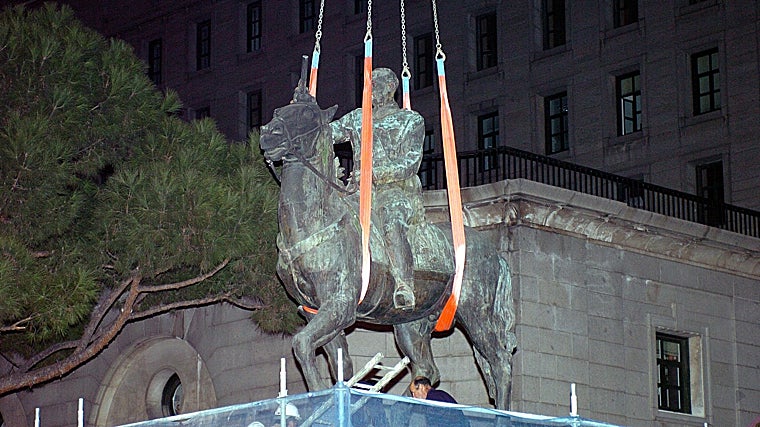 Retirada de la estatua de Franco en Nuevos Ministerios