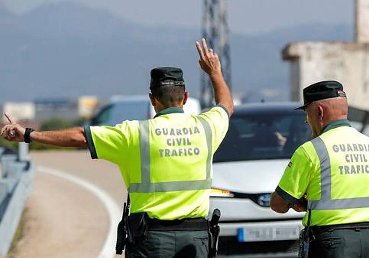 Agentes de Tráfico de la Guardia Civil, en una imagen de archivo