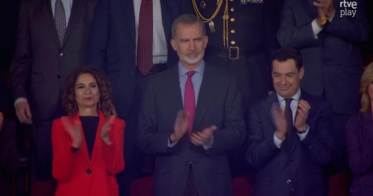 Solución salomónica en el palco de la final de la Copa tras la disputa  entre el Gobierno y la Junta: Montero y Moreno, sentados junto al Rey