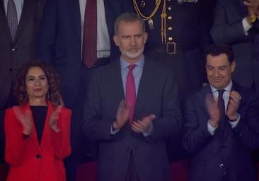 Solución salomónica en el palco de la final de la Copa tras la disputa entre el Gobierno y la Junta: Montero y Moreno, sentados junto al Rey