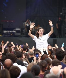 Imagen secundaria 2 - Familias enteras disfrutaron de la Fiesta de la Resurrección (arriba). Abajo, izq., Estenez en plena actuación. Dcha, animación máxima entre los participantes