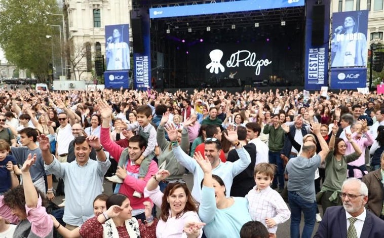 Imagen principal - Familias enteras disfrutaron de la Fiesta de la Resurrección (arriba). Abajo, izq., Estenez en plena actuación. Dcha, animación máxima entre los participantes