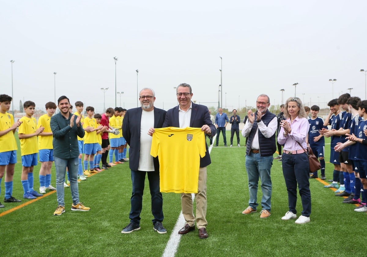 El presidente de la Diputación, Toni Pérez, y el alcalde de El Campello, Juanjo Berenguer, en la visita al campo de fútbol renovado.