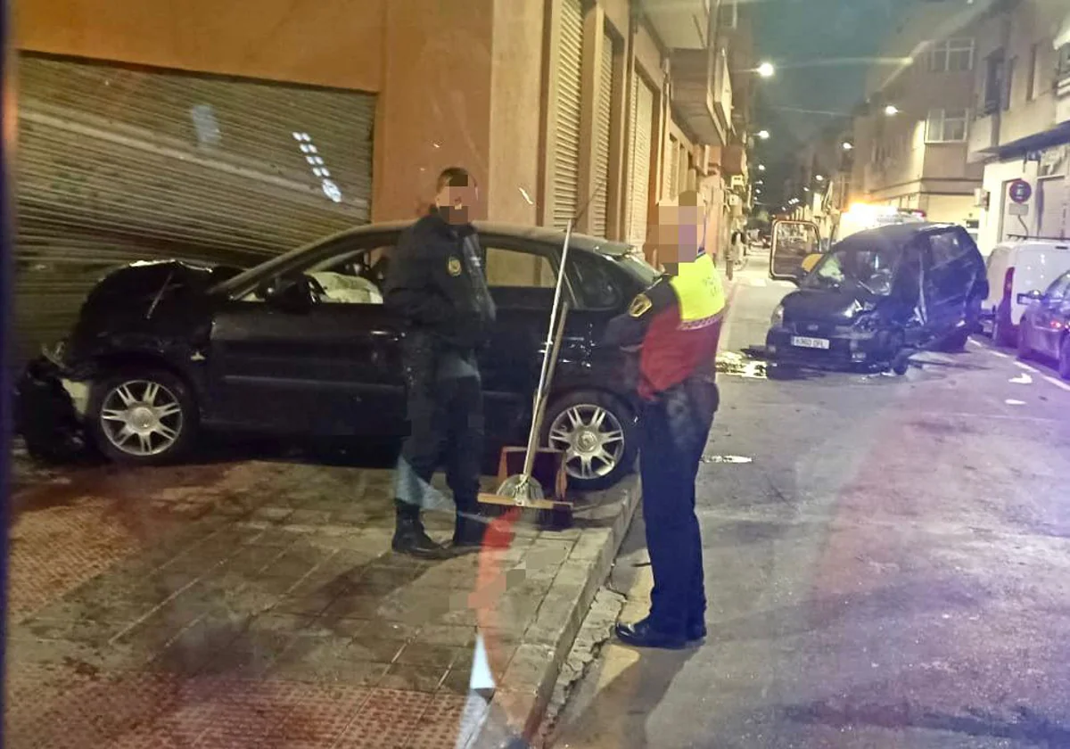 Agentes de la Policía Local de Alicante junto a los dos vehículos tras la colisión y el rescate por los Bomberos del SPEIS del Ayuntamiento.