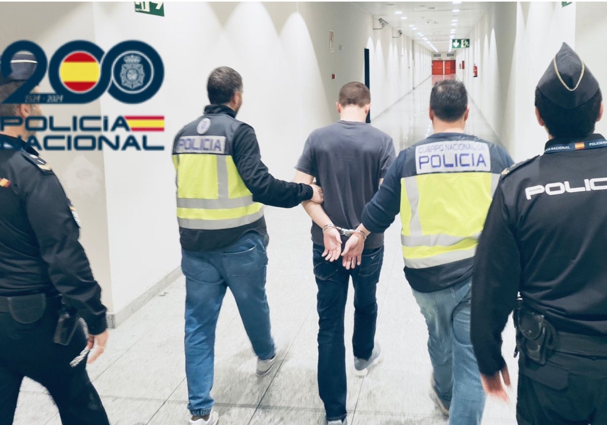 El estafador británico detenido en Alicante custodiado por agentes de la Policía Nacional.