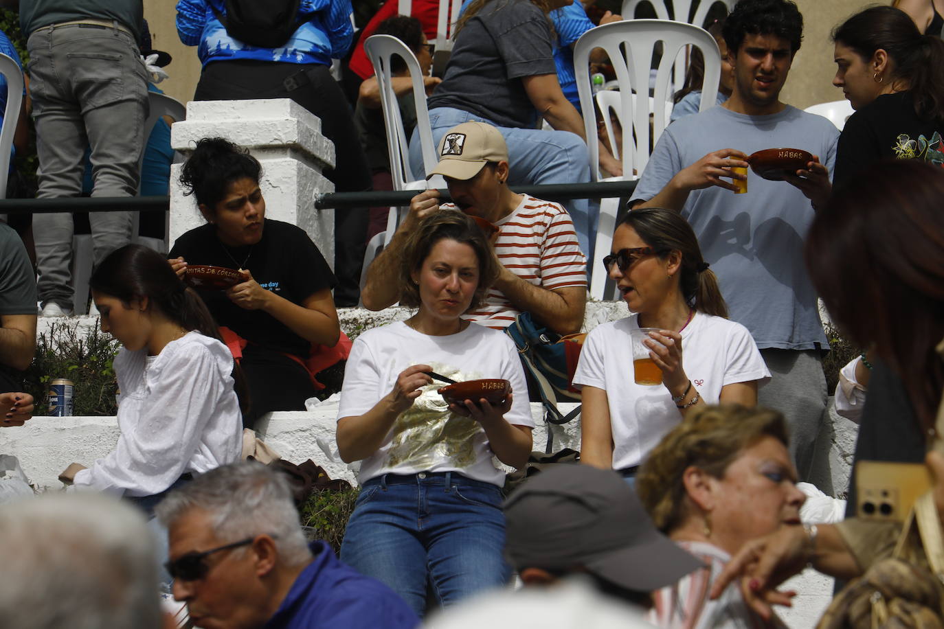Fotos: las populares y concurridas habas de las Ermitas de Córdoba