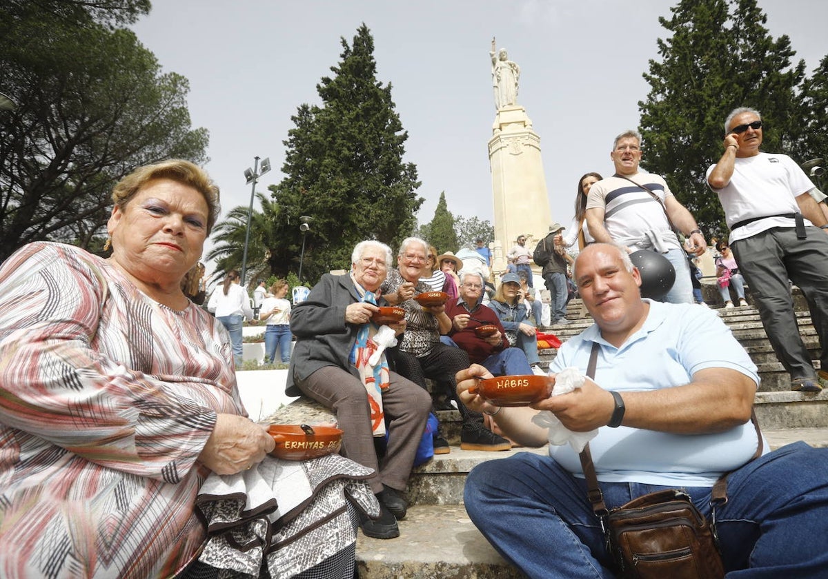 Un grupo de cordobeses, disfrutando de las habas de las Ermitas este domingo