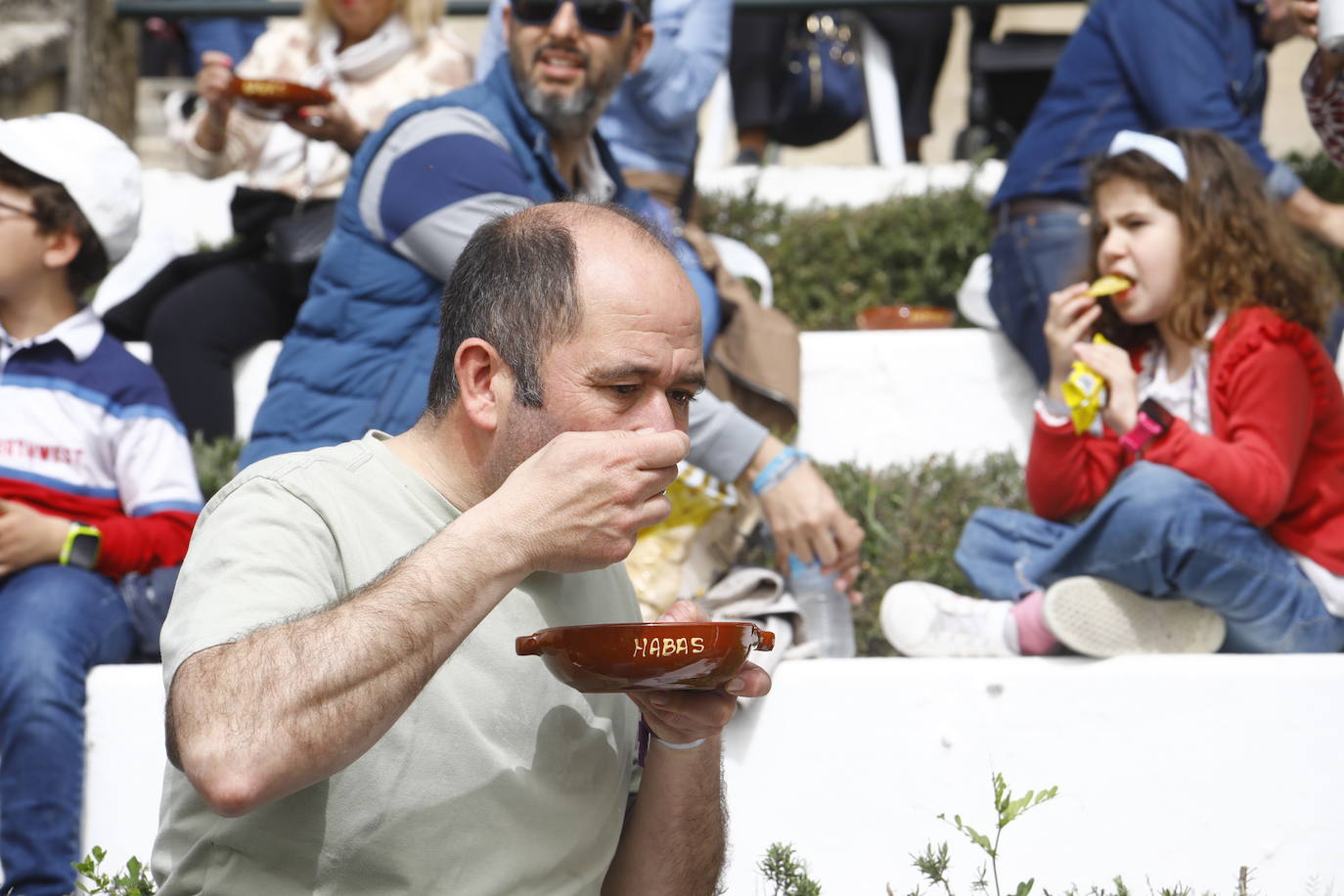 Fotos: las populares y concurridas habas de las Ermitas de Córdoba