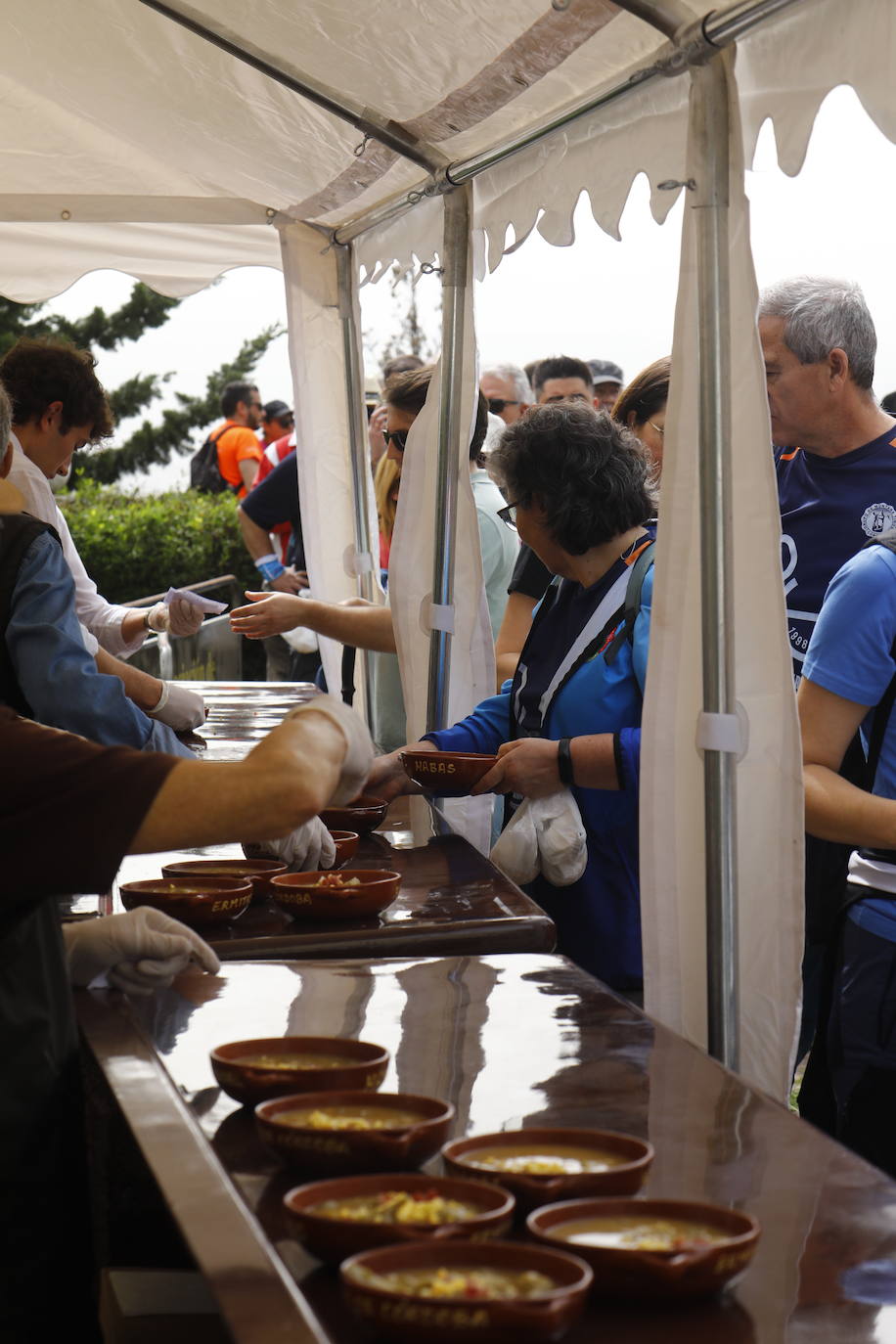 Fotos: las populares y concurridas habas de las Ermitas de Córdoba