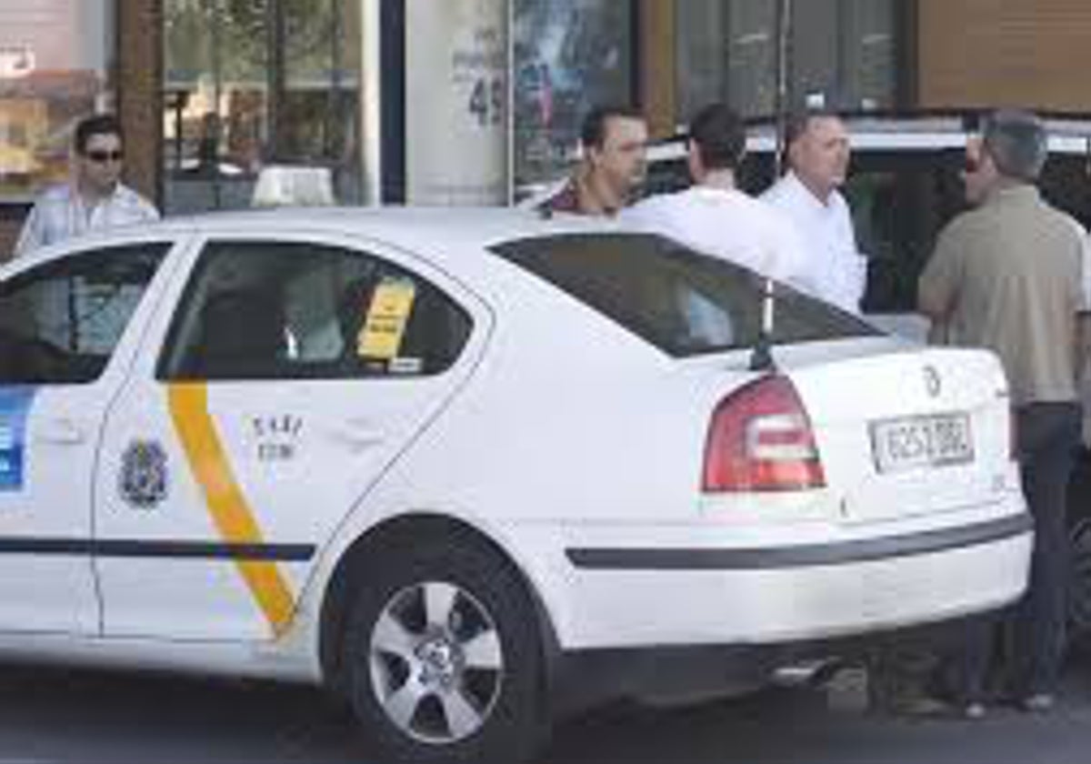 Un taxi en la estación de Santa Justa de Sevilla