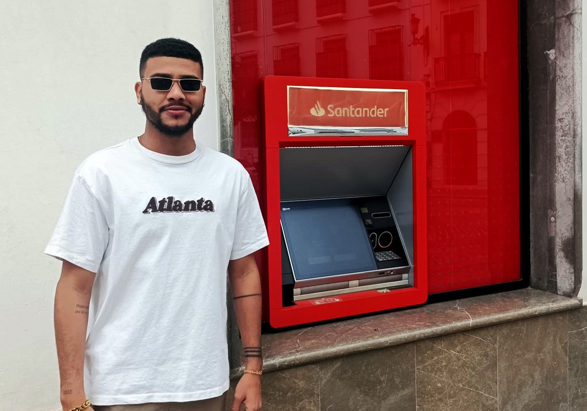 Juan Camilo, el joven colombiano, junto al cajero de Priego donde se produjo el olvido