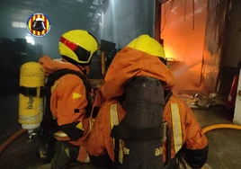 Un incendio afecta a varias naves de la empresa Cecotec en Valencia