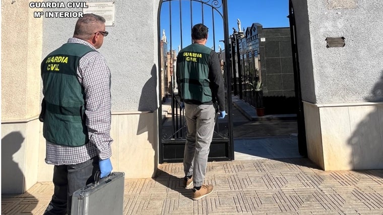 Agentes de la Guardia Civil accedente al cementerio de Cox.